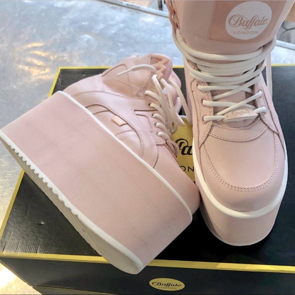 ISO! Buffalo classics, light pink platforms 🫶 HELLLP!